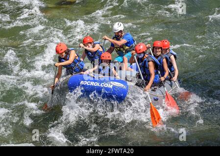 Rafting auf der Noguera Pallaresa auf dem Weg durch die Gulleri-Brücke (Pyrenäen, Katalonien, Spanien) Stockfoto