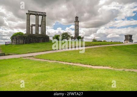 Das National Monument und der Nelson Memorial Tower auf dem Carlton Hill, Edinburgh, Schottland Stockfoto