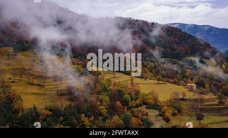 Gréixer-Tal, im Herbst, am Fuße des Moixeró (Berguedà, Katalonien, Spanien, Pyrenäen) ESP: Valle de Gréixer, en otoño, a los pies del Moixeró Stockfoto