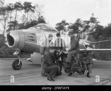 [North American F-86 Sabres of the USAFE 32. Fighter Day Squadron stationed at Soesterberg] Dutch Air Force Soldier with bicycle and Americans, 9. November 1954, BEMANNING, STRAALJAGERS, Orte, Niederlande, Foto der Presseagentur des 20. Jahrhunderts, zu erinnerende Nachrichten, Dokumentarfilm, historische Fotografie 1945-1990, visuelle Geschichten, Menschliche Geschichte des zwanzigsten Jahrhunderts, Momente in der Zeit festzuhalten Stockfoto