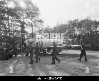 [North American F-86 Sabres of the USAFE 32 ste Fighter Day Squadron stationed at Soesterberg], 9. November 1954, BEMANNING, STRAALJAGERS, Etablissements, Niederlande, Presseagentur des 20. Jahrhunderts, Foto, zu erinnerende Nachrichten, Dokumentarfilm, historische Fotografie 1945-1990, visuelle Geschichten, Menschliche Geschichte des zwanzigsten Jahrhunderts, Momente in der Zeit festzuhalten Stockfoto