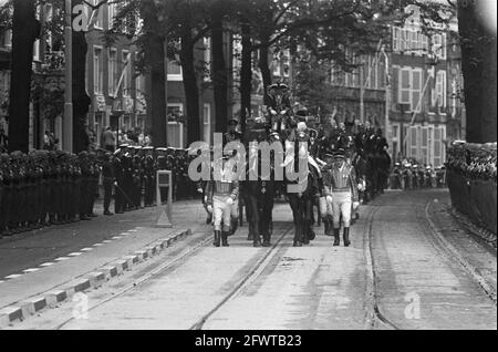 Prinsjesdag 1975; Eröffnung des Generalstaates; Goldener Bus unterwegs, 16. September 1975, Eröffnung, PRINCE DAY, Waggons, Niederlande, Presseagentur des 20. Jahrhunderts, Foto, Nachrichten zu erinnern, Dokumentarfilm, historische Fotografie 1945-1990, visuelle Geschichten, Menschliche Geschichte des zwanzigsten Jahrhunderts, Momente in der Zeit festzuhalten Stockfoto