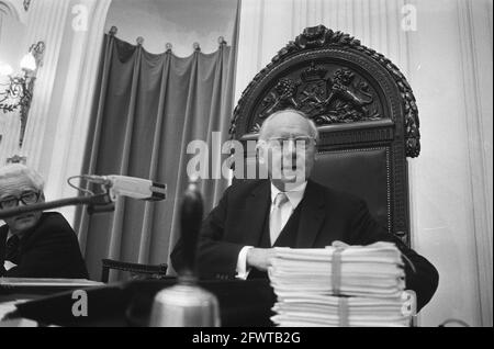 Prinsjesdag 1975; Eröffnungsstaaten General; Kammervorsitzender Vondeling mit dem Milliarden-Gesetz, 16. September 1975, Eröffnungen, PRINCE DAY, Niederlande, 20. Jahrhundert Presseagentur Foto, Nachrichten zu erinnern, Dokumentarfilm, historische Fotografie 1945-1990, visuelle Geschichten, Menschliche Geschichte des zwanzigsten Jahrhunderts, Momente in der Zeit festzuhalten Stockfoto