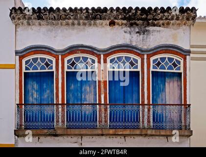 Koloniale Balkone an der Fassade in Sao Joao del Rei, Brasilien Stockfoto