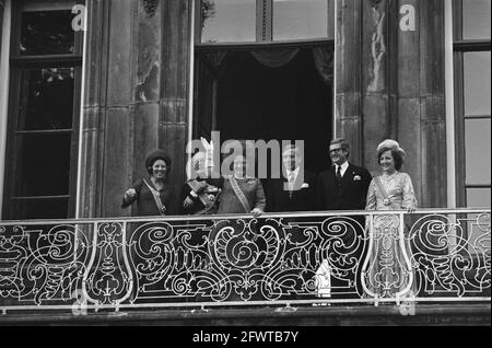 Prinsjesdag 1975; Eröffnung Generalstaaten; Königliche Familie auf Balkon lange Voorhout Palace, 16. September 1975, Königliche Familie, PRINZENTAG, Balkons, Niederlande, Foto der Presseagentur des 20. Jahrhunderts, zu erinnerende Nachrichten, Dokumentarfilm, historische Fotografie 1945-1990, visuelle Geschichten, Menschliche Geschichte des zwanzigsten Jahrhunderts, Momente in der Zeit festzuhalten Stockfoto