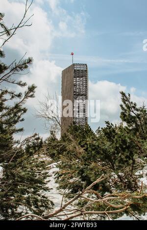 Velka Destna Aussichtsturm in Form eines unregelmäßigen pens, Orlicke Berge, Tschechische republik. Genießen Sie die Freiheit des Wanderns und der Landschaft Stockfoto