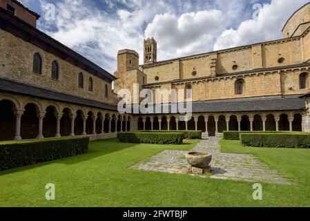 Innenkloster der Kathedrale La Seu d'Urgell (Alt Urgell, Katalonien, Spanien, Pyrenäen) ESP: Claustro interior de la Catedral de la Seu d'Urgell Stockfoto