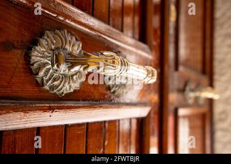 Alte Holztür mit glänzendem Metallgriff in der. Nahaufnahme des Türgriffs. Venedig, Italien Stockfoto