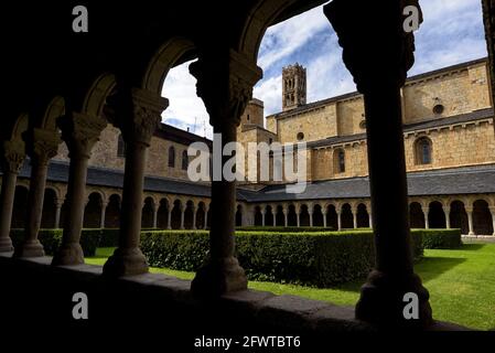 Innenkloster der Kathedrale La Seu d'Urgell (Alt Urgell, Katalonien, Spanien, Pyrenäen) ESP: Claustro interior de la Catedral de la Seu d'Urgell Stockfoto