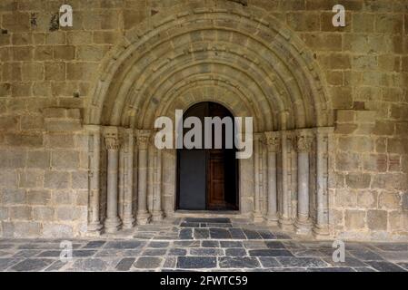 Innenkloster der Kathedrale La Seu d'Urgell. Zugangstür zur Kirche (Alt Urgell, Katalonien, Spanien, Pyrenäen) ESP: Catedral de la Seu d'Urgell Stockfoto