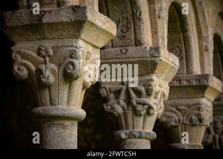 Innenkloster der Kathedrale La Seu d'Urgell. Detail der Hauptstädte (Alt Urgell, Katalonien, Spanien, Pyrenäen) Stockfoto