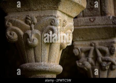 Innenkloster der Kathedrale La Seu d'Urgell. Detail der Hauptstädte (Alt Urgell, Katalonien, Spanien, Pyrenäen) Stockfoto