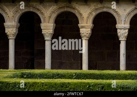 Innenkloster der Kathedrale La Seu d'Urgell. Detail der Hauptstädte (Alt Urgell, Katalonien, Spanien, Pyrenäen) Stockfoto