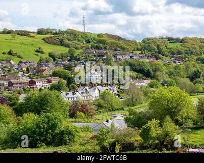 Blick auf Dorfhäuser auf dem Land in Großbritannien An einem sonnigen Sommertag Stockfoto