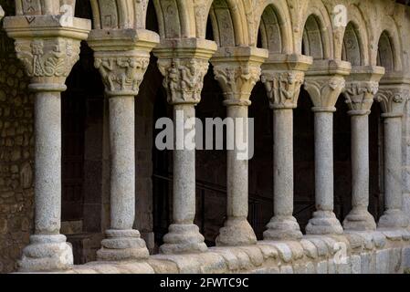 Innenkloster der Kathedrale La Seu d'Urgell. Detail der Hauptstädte (Alt Urgell, Katalonien, Spanien, Pyrenäen) Stockfoto