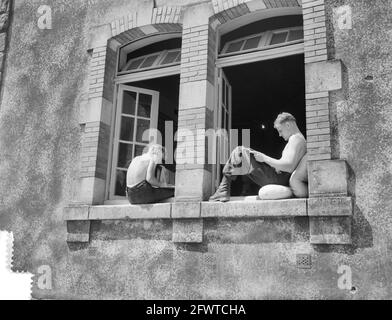 Übungen La Courtine, Ruhe, Wache Juch, Utre (rechts) und Wache Baas, Hendrik Ido Ambacht (links) schreiben nach Hause, 8. Juli 1959, Niederlande, Presseagentur des 20. Jahrhunderts Foto, Nachrichten zu erinnern, Dokumentarfilm, historische Fotografie 1945-1990, visuelle Geschichten, Menschliche Geschichte des zwanzigsten Jahrhunderts, Momente in der Zeit festzuhalten Stockfoto