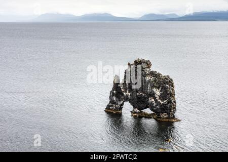 Hvitserkur Rock (das weiße Nachthemd) in Hunafjord, Nordisland. Farben bleiben für die Benutzerfreundlichkeit erhalten, sehen aber in Schwarz und Weiß toll aus. Stockfoto