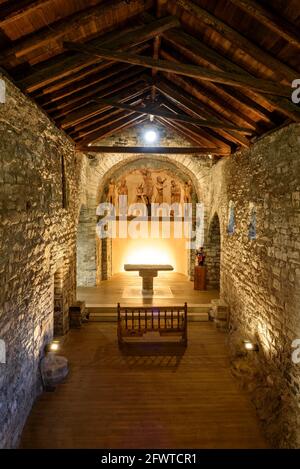 Innenraum der romanischen Kirche Santa Eulàlia de Erill la Vall (Boí-Tal, Katalonien, Spanien, Pyrenäen) ESP: Innenraum der Kirche Santa Eulàlia de Erill la Vall Stockfoto