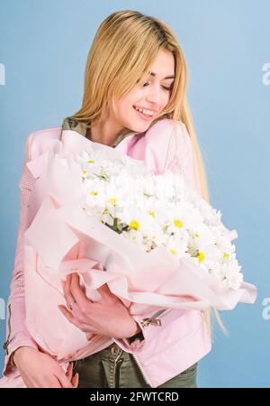 Alles gute zum Geburtstag. Marguerite. Florist im Blumenladen. Muttertag. Frühling und Sommer. Schöne Frau mit Gänseblümchen Blumenstrauß. Frauen Tag Stockfoto