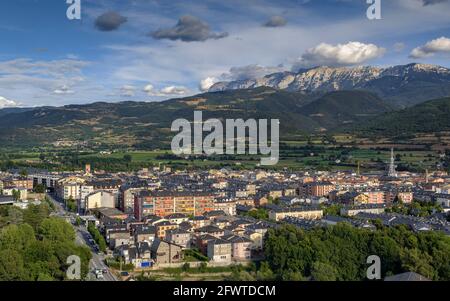 La Seu d'Urgell Panoramablick vom Torre de Solsona Turm. Im Hintergrund die Serra del Cadí (Alt Urgell, Katalonien, Spanien) Stockfoto