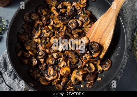 Hausgemachte gesunde Sauteamilze mit Butter und Thymian Stockfoto