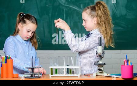 Die ganze Forschung ist online. Kindertag. Studenten tun Biologie-Experimente mit Mikroskop. Kleine Kinder im Schulunterricht. Chemie. Zurück zu Stockfoto