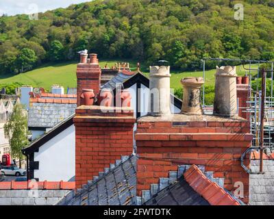 Schornsteintöpfe und -Stapel auf Dachterrassen Großbritannien Stockfoto