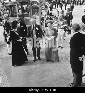 Prinsjesdag: Ankunft in Ridderzaal; von links nach rechts verlassene goldene Trainerin Beatrix, Claus, Bernhard und Königin Juliana, 20. September 1977, Prinsjesdag, Niederlande, 20. Jahrhundert Presseagentur Foto, Nachrichten zu erinnern, Dokumentarfilm, historische Fotografie 1945-1990, visuelle Geschichten, Menschliche Geschichte des zwanzigsten Jahrhunderts, Momente in der Zeit festzuhalten Stockfoto