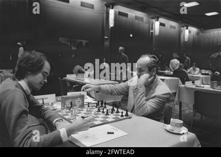 Ohra-Schachturnier in Amsterdam; Wedberg (l) gegen Portisch, 23. Juli 1984, Schach, Turniere, Niederlande, Presseagentur des 20. Jahrhunderts, Foto, Nachrichten zum erinnern, Dokumentarfilm, historische Fotografie 1945-1990, visuelle Geschichten, Menschliche Geschichte des zwanzigsten Jahrhunderts, Momente in der Zeit festzuhalten Stockfoto