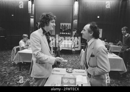 Ohra-Schachturnier in Amsterdam; Timman (l) spricht mit Polugayevsky, 25. Juli 1984, Schach, Niederlande, 20. Jahrhundert Presseagentur Foto, Nachrichten zu erinnern, Dokumentarfilm, historische Fotografie 1945-1990, visuelle Geschichten, Menschliche Geschichte des zwanzigsten Jahrhunderts, Momente in der Zeit festzuhalten Stockfoto