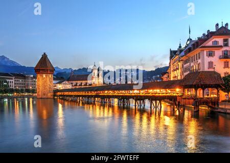 Abendszene mit der malerischen Chapel Bridge über den Reuss, die vom Vierwaldstättersee abfließt, einem der ruhigsten Symbole der Schweiz Stockfoto