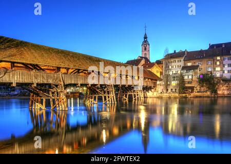 Nachtansicht der Altstadt von Olten mit der berühmten holzbedeckten Brücke über die Aare. Olten ist eine Stadt im Kanton Solothurn, Schweiz. Stockfoto