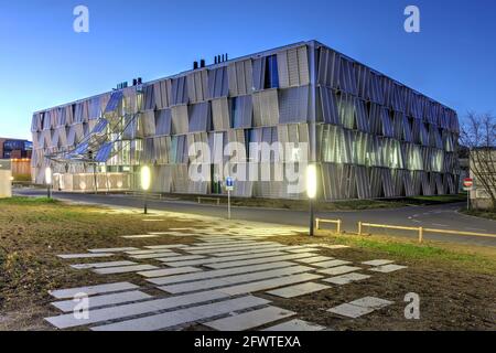 Lausanne, Schweiz - 7. Januar 2021 - Nachtszene auf dem Campus der EPFL (Eidgenössische Technische Hochschule Lausanne) mit dem neuen ME (Mechanica Stockfoto