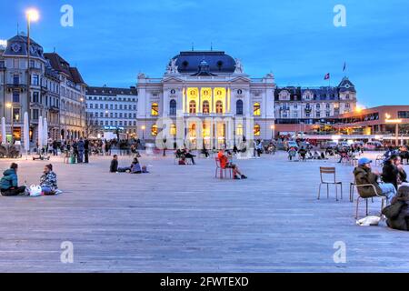 Das Opernhaus Zürich am Sechseläutenplatz beherbergt die Oper Zürich, das Bernhard-Theater Zürich und das Zürcher Ballett in einem neoklassizistischen B aus dem Jahr 1891 Stockfoto