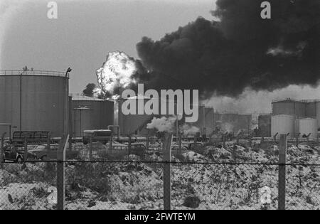 Öltankfeuer, im Botlek-Gebiet, enorme Rauchwolken über Botlek-Gebiet, 13. Januar 1968, Brände, Öltanker, Rauchwolken, Niederlande, Foto der Presseagentur des 20. Jahrhunderts, zu erinnerende Nachrichten, Dokumentarfilm, historische Fotografie 1945-1990, visuelle Geschichten, Menschliche Geschichte des zwanzigsten Jahrhunderts, Momente in der Zeit festzuhalten Stockfoto