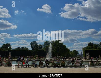 Paris, Frankreich- 28. Juni 2018: Tuilerien-Garten mit Stühlen und Brunnen im Sommer in Paris Stockfoto