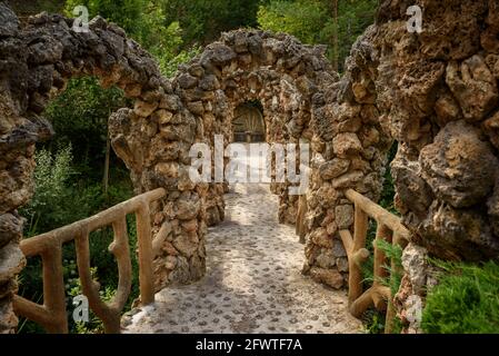 Die Gärten von Artigas (Jardins Artigas) wurden von Antoni Gaudí entworfen. Ansicht der Bogenbrücke (La Pobla de Lillet, Katalonien, Spanien) Stockfoto