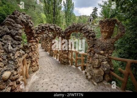 Die Gärten von Artigas (Jardins Artigas) wurden von Antoni Gaudí entworfen. Ansicht der Bogenbrücke (La Pobla de Lillet, Katalonien, Spanien) Stockfoto