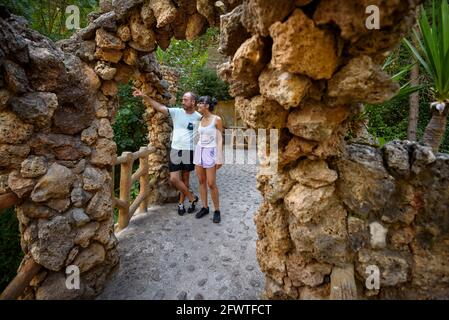 Die Gärten von Artigas (Jardins Artigas) wurden von Antoni Gaudí entworfen. Ansicht der Bogenbrücke (La Pobla de Lillet, Katalonien, Spanien) Stockfoto