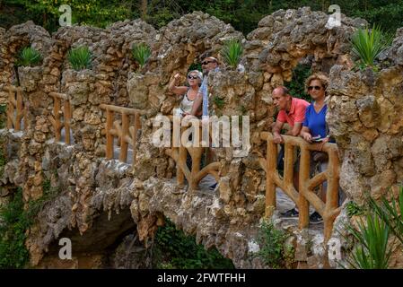 Die Gärten von Artigas (Jardins Artigas) wurden von Antoni Gaudí entworfen. Ansicht der Bogenbrücke (La Pobla de Lillet, Katalonien, Spanien) Stockfoto
