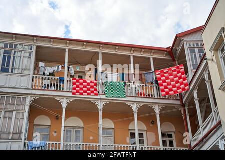 Haushaltstraditionen in Georgien. Die gewaschene Wäsche wird auf dem Balkon draußen getrocknet. Stockfoto