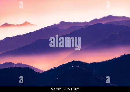 Der Himalaya, die höchste Bergkette Indiens, bedeutet wörtlich übersetzt „Aufenthaltsort des Schnees“ aus Sanskrit. Stockfoto