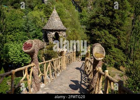 Die Gärten von Artigas (Jardins Artigas) wurden von Antoni Gaudí entworfen. Blick auf den Aussichtspunkt des Bandstandes (La Pobla de Lillet, Katalonien, Spanien) Stockfoto