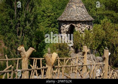 Die Gärten von Artigas (Jardins Artigas) wurden von Antoni Gaudí entworfen. Blick auf den Aussichtspunkt des Bandstandes (La Pobla de Lillet, Katalonien, Spanien) Stockfoto