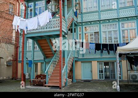 Haushaltstraditionen in Georgien. Die gewaschene Wäsche wird auf dem Balkon draußen getrocknet. Stockfoto