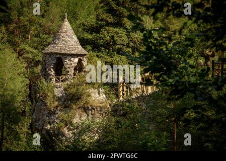 Die Gärten von Artigas (Jardins Artigas) wurden von Antoni Gaudí entworfen. Blick auf den Aussichtspunkt des Bandstandes (La Pobla de Lillet, Katalonien, Spanien) Stockfoto