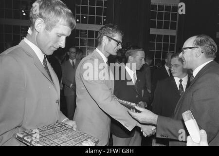 Olympiateilnehmer empfingen am 1. November 1968 im Amsterdamer Rathaus, Empfänge, Athleten, Stadthallen, Niederlande, Foto der Presseagentur des 20. Jahrhunderts, zu erinnerende Nachrichten, Dokumentarfilm, historische Fotografie 1945-1990, visuelle Geschichten, Menschliche Geschichte des zwanzigsten Jahrhunderts, Momente in der Zeit festzuhalten Stockfoto