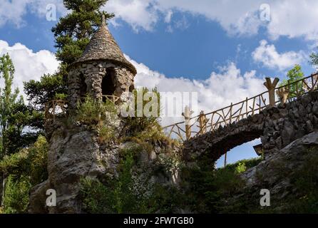 Die Gärten von Artigas (Jardins Artigas) wurden von Antoni Gaudí entworfen. Blick auf den Aussichtspunkt des Bandstandes (La Pobla de Lillet, Katalonien, Spanien) Stockfoto