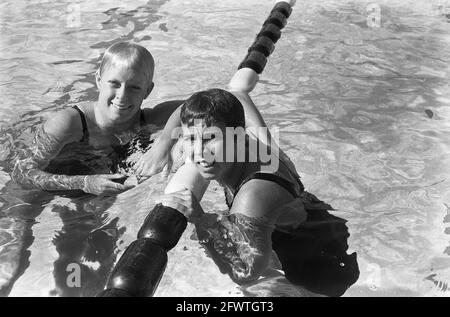 Olympische Spiele in Rom, Chris von Saltza (l, USA) setzt neuen olympischen Rekord, 28. August 1960, Sport, Schwimmen, Niederlande, Presseagentur des 20. Jahrhunderts, Foto, Nachrichten zum erinnern, Dokumentarfilm, historische Fotografie 1945-1990, visuelle Geschichten, Menschliche Geschichte des zwanzigsten Jahrhunderts, Momente in der Zeit festzuhalten Stockfoto