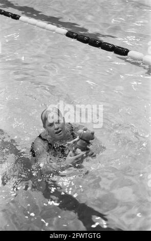 Olympische Spiele in Rom, Chris von Saltzo mit Maskottchen, 11. September 1960, Sport, Schwimmen, Niederlande, Presseagentur des 20. Jahrhunderts, Foto, Nachrichten zum erinnern, Dokumentarfilm, historische Fotografie 1945-1990, visuelle Geschichten, Menschliche Geschichte des zwanzigsten Jahrhunderts, Momente in der Zeit festzuhalten Stockfoto